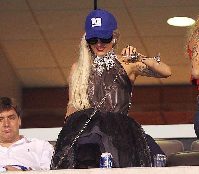 1317218974_lady gaga football game lg