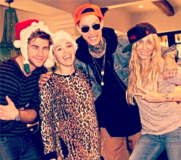 1379363965_liam hemsworth miley cyrus christmas 640