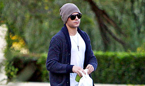 1385580418_zac efron 178