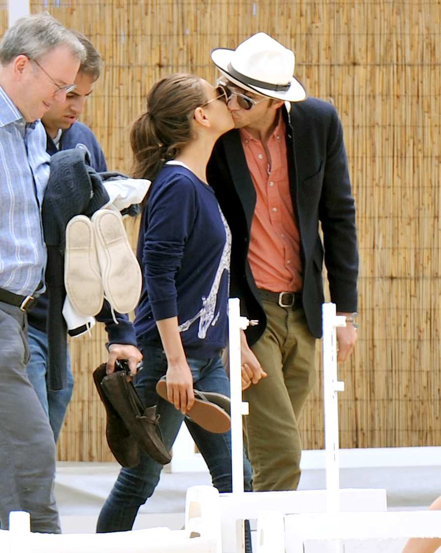 1391723451_mila kunis ashton kutcher kiss zoom