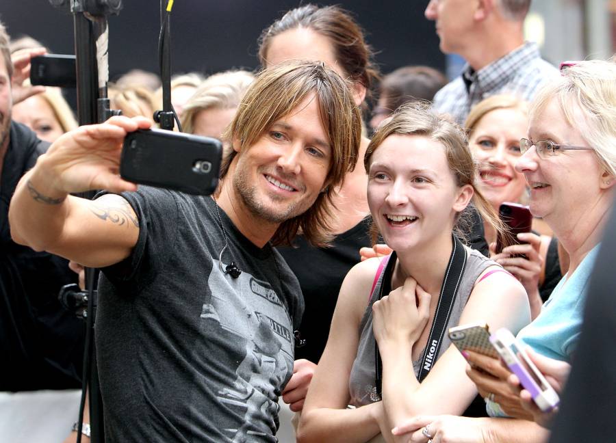 1392748175_keith urban zoom