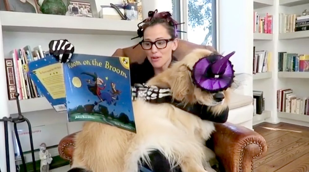 jennifer-garner-reads-to-dog