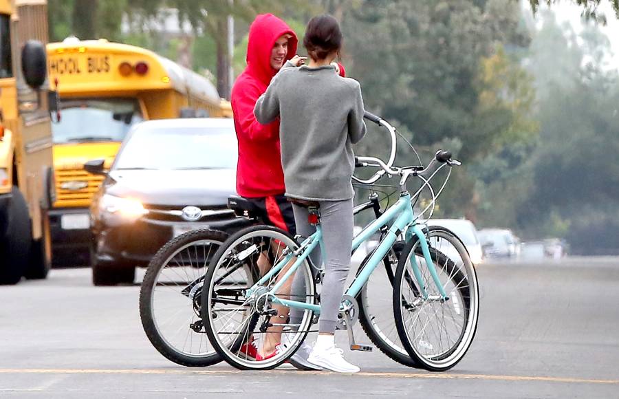 justin-bieber-selena-gomez-biking-2017