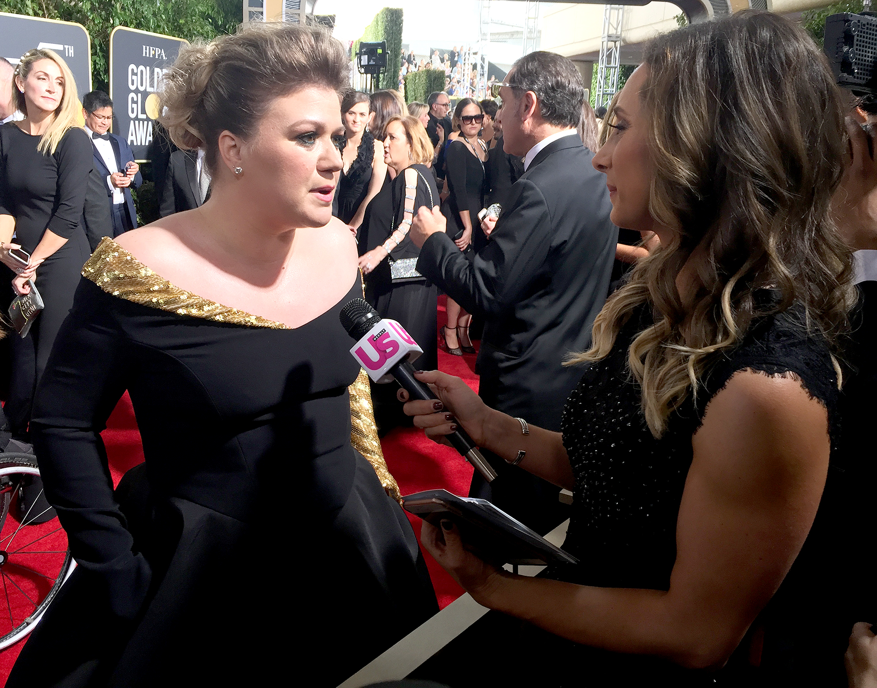 Kelly-Clarkson-talks-to-us-weekly