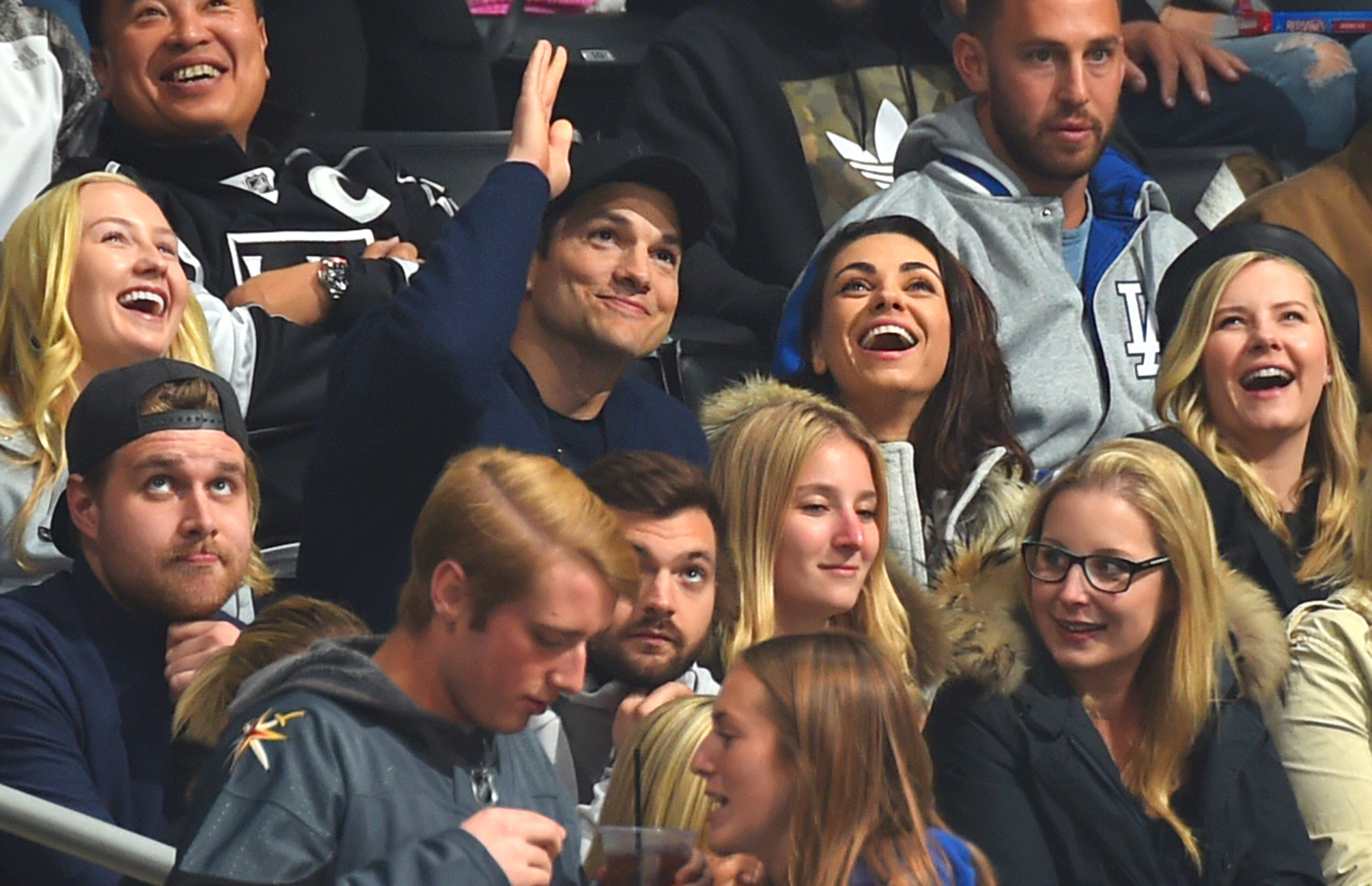 ashton kutcher mila kunis kiss cam