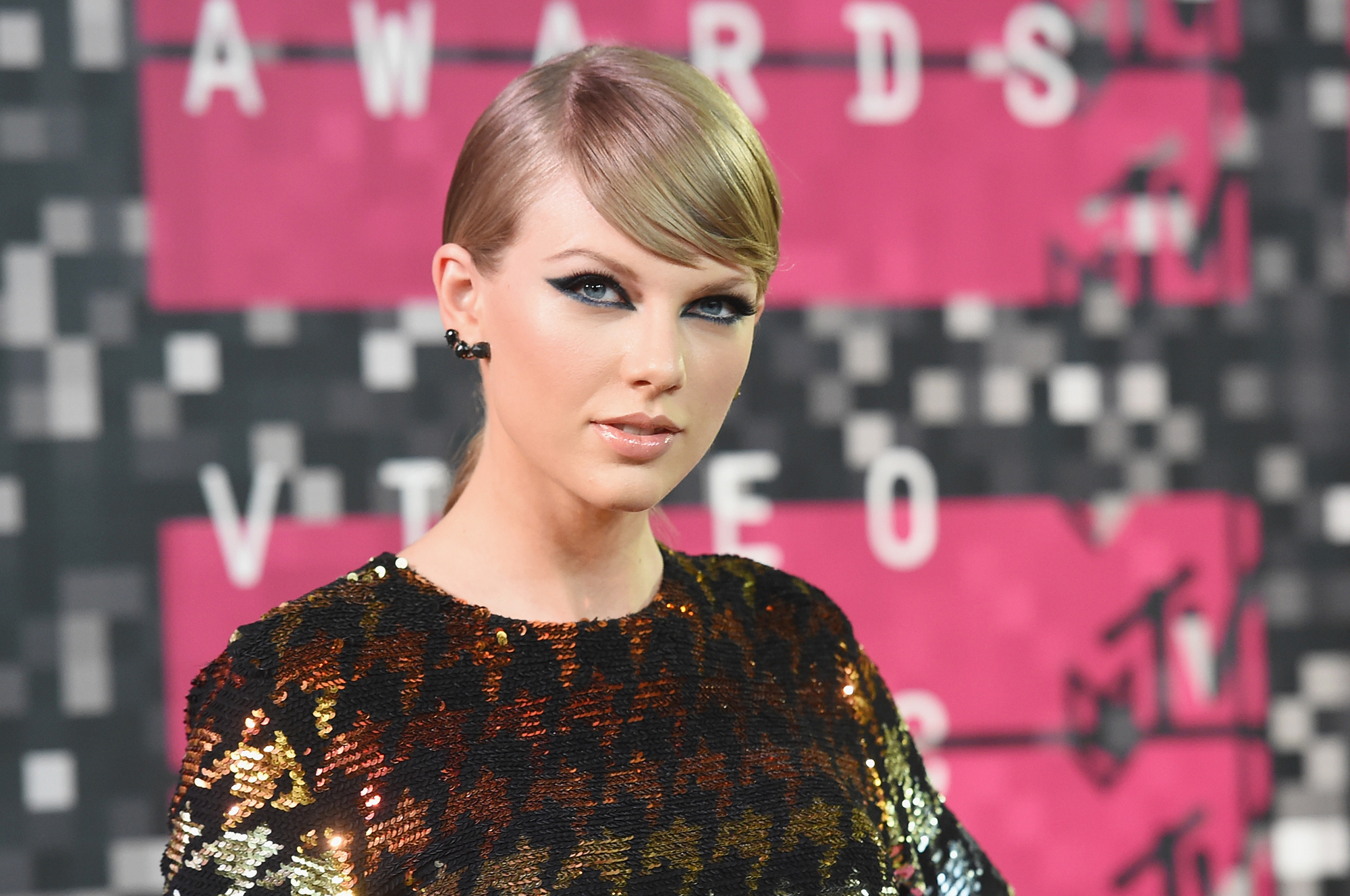 Taylor Swift sends champagne wedding