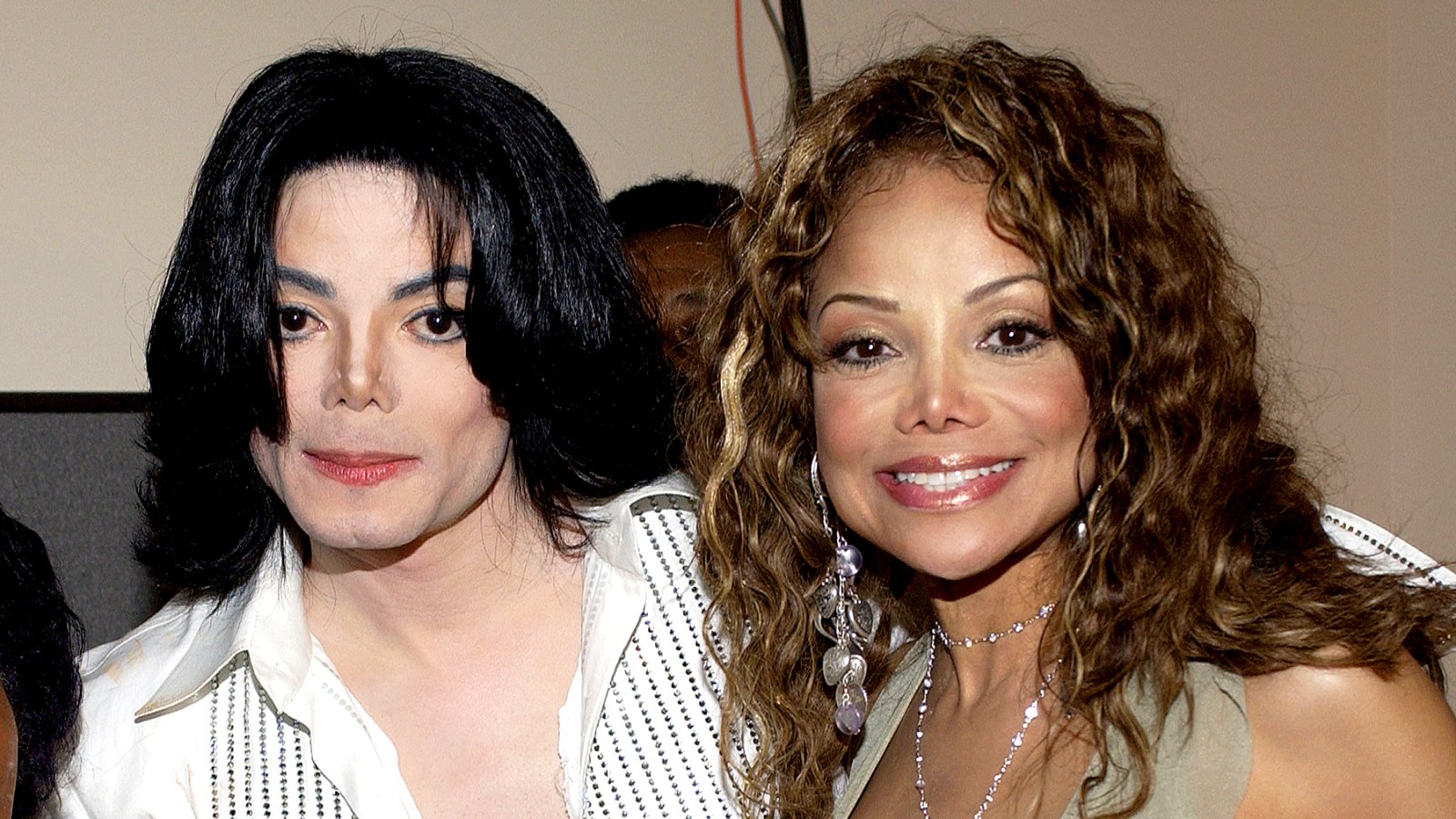 Michael-Jackson-LaToya-2003