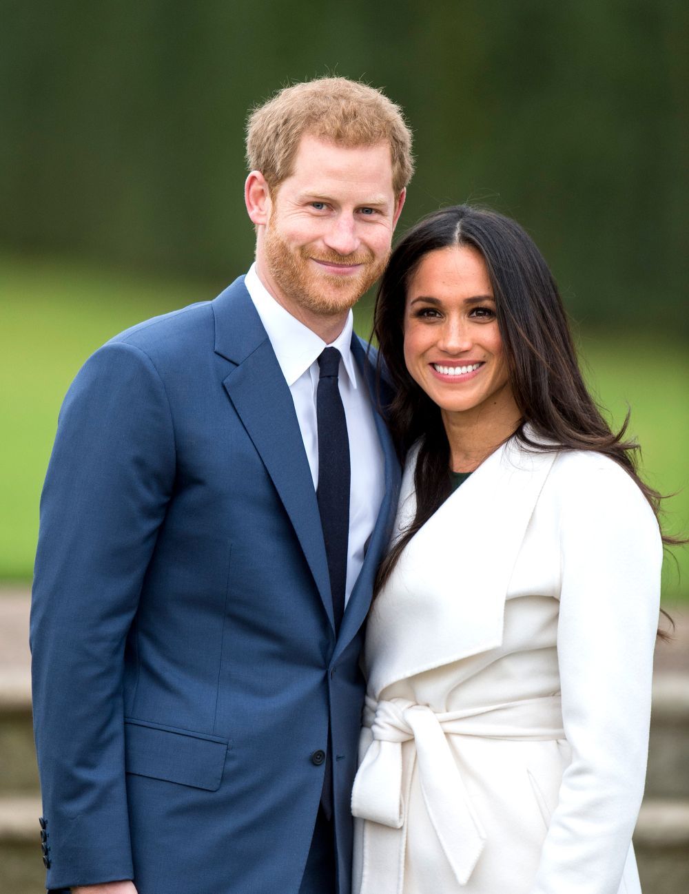 royal wedding balcony kiss