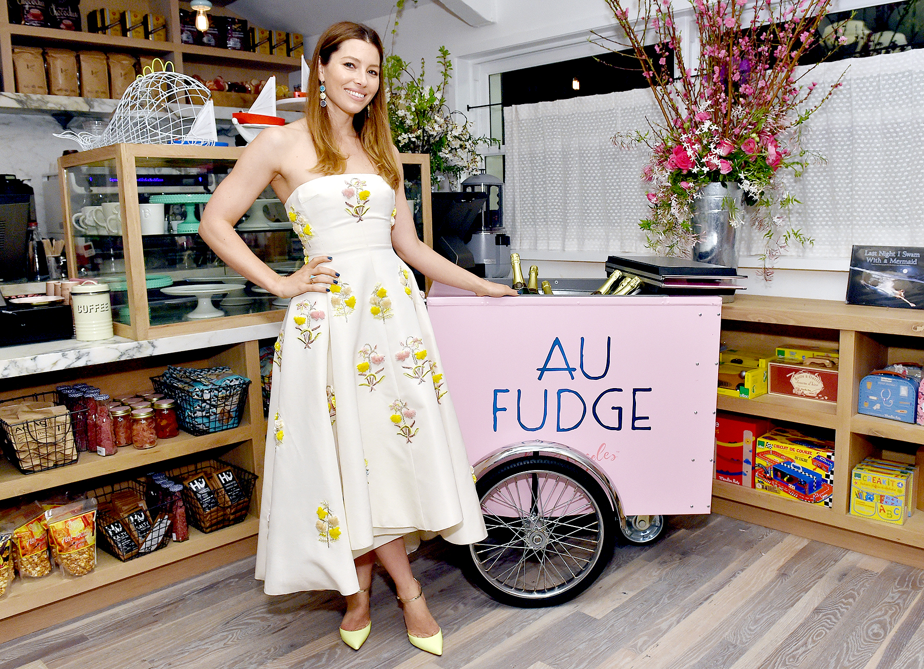 Jessica-Biel-Au-Fudge-closing