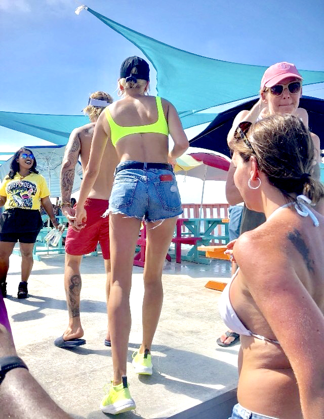 Justin-Bieber-and-Hailey-Baldwin-in-Bahamas-engaged