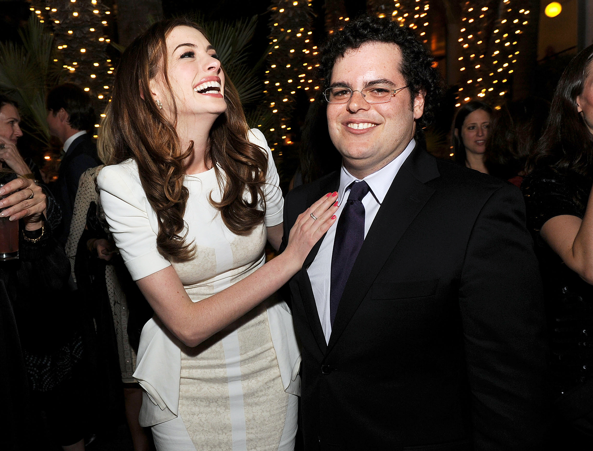 Anne Hathaway Josh Gad Love And Other Drugs