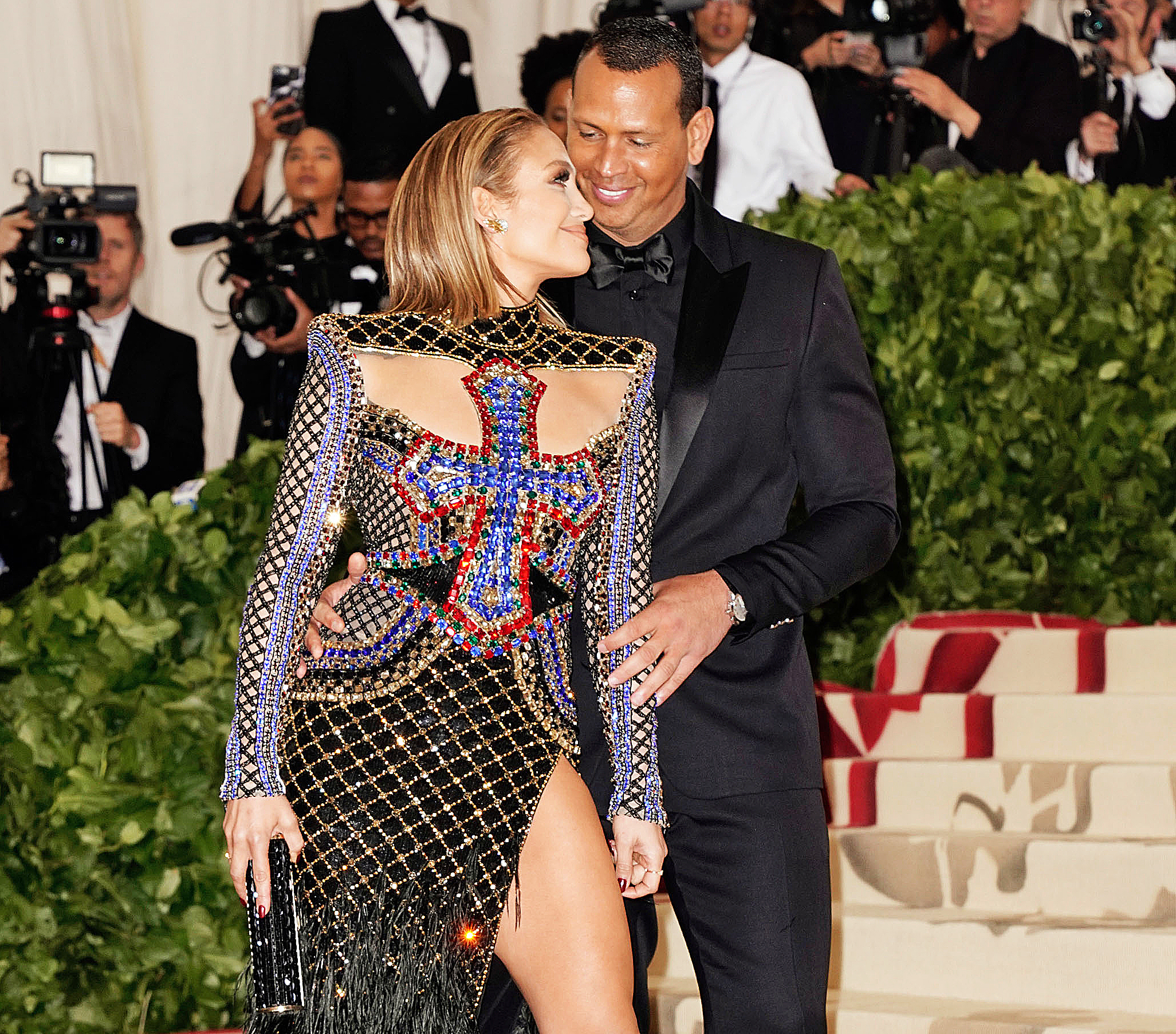 Jennifer Lopez Alex Rodriguez Cuddle Beach