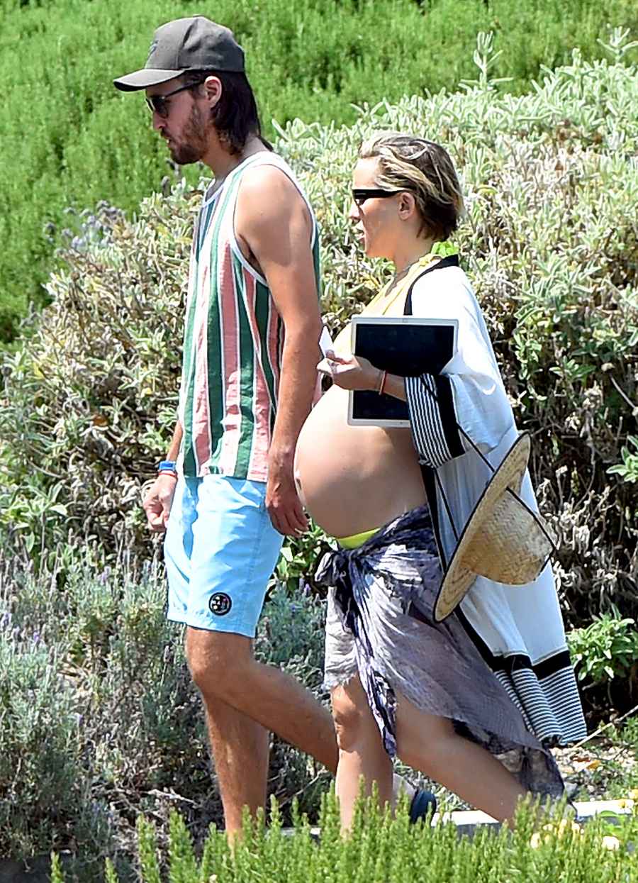 kate-hudson-pregnant-bikini