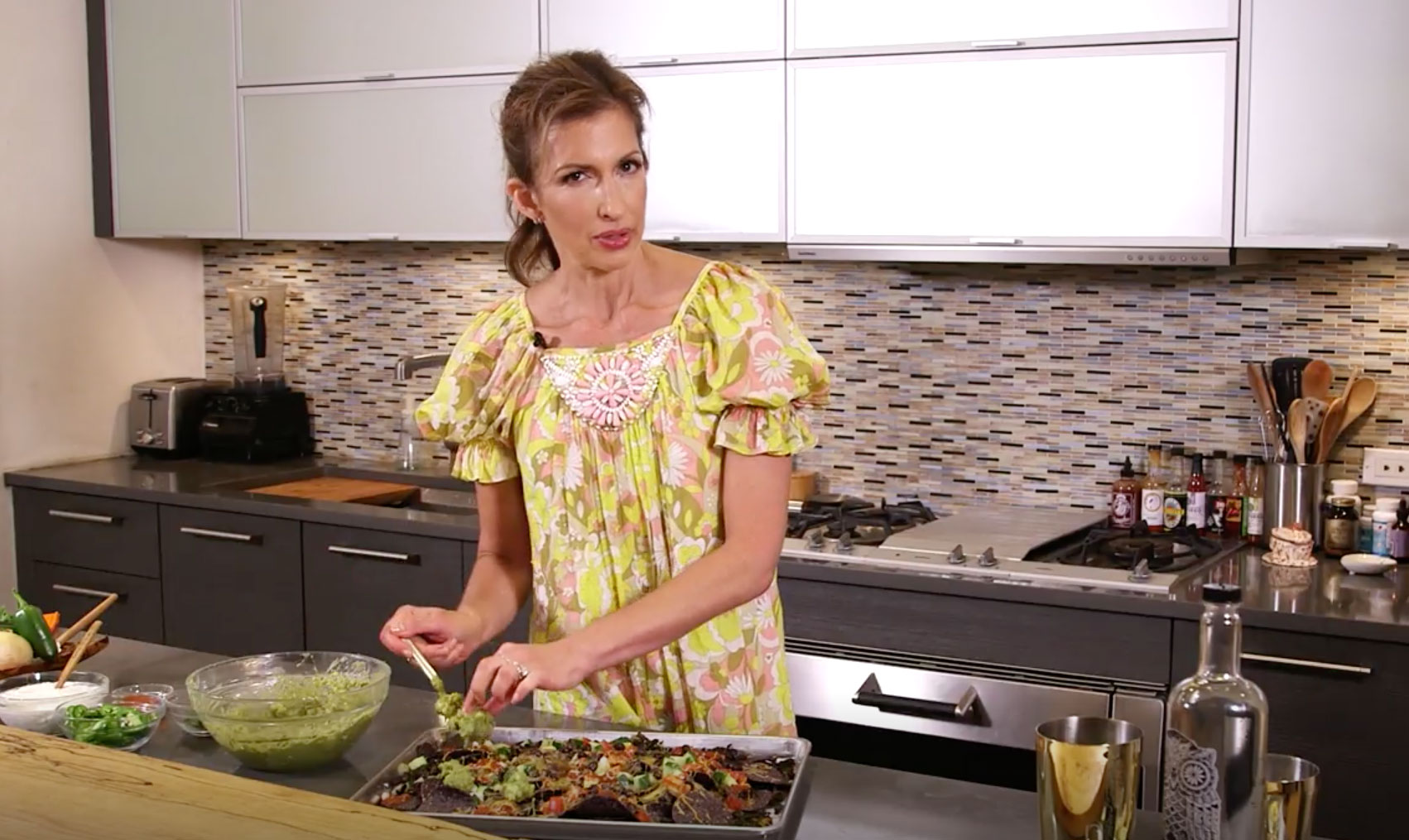 Go Inside OITNB’s Alysia Reiner’s Kitchen for Healthy-ish Nachos – Watch