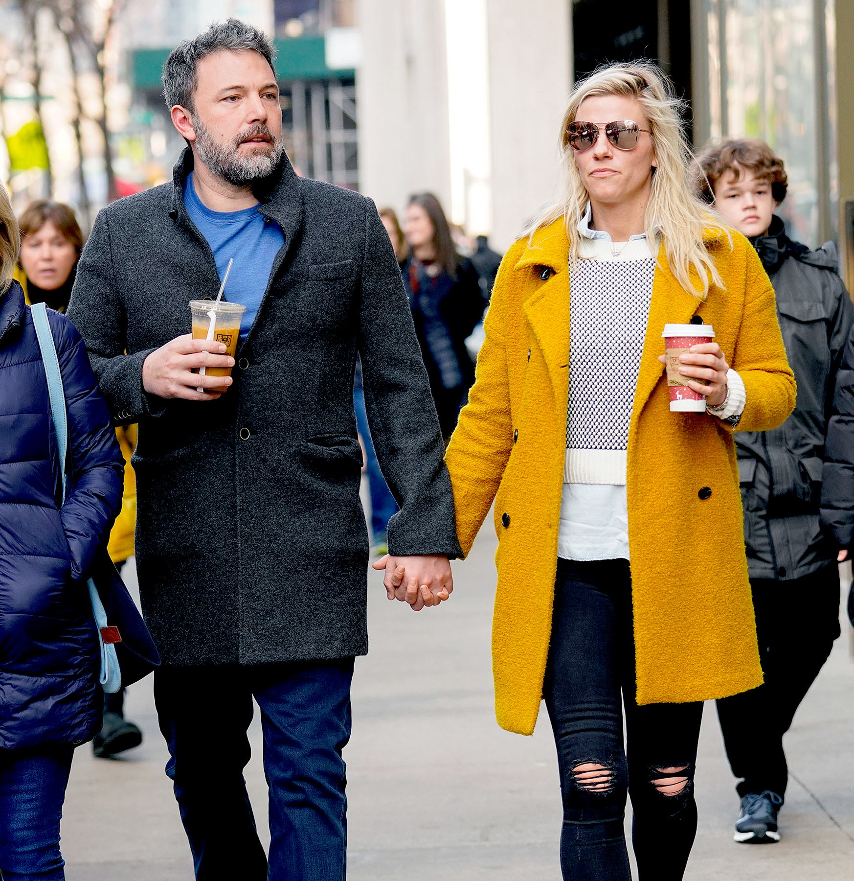 Ben-Affleck-and-Lindsay-Shookus-drinking-split
