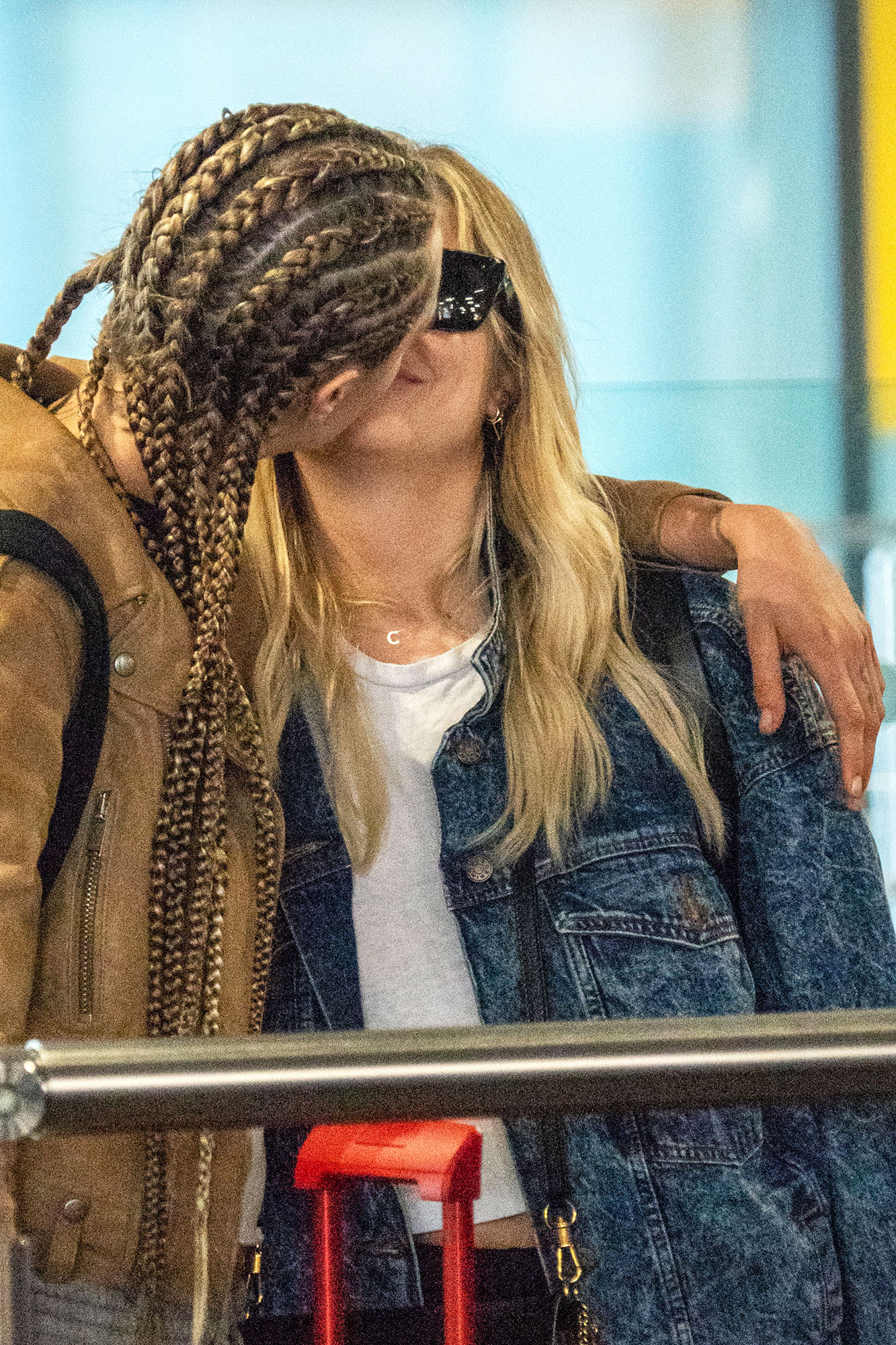 Cara Delevinge Ashley Benson Kissing