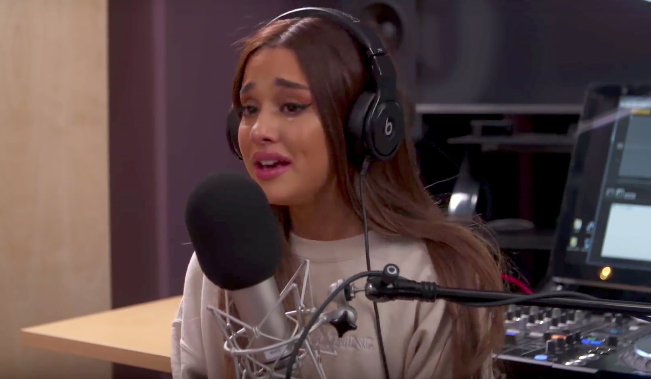 ariana-grande-cries-manchester