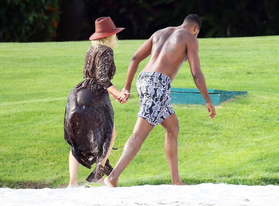 Khloe Kardashian Tristan Thompson Mexico Vacation Holding Hands