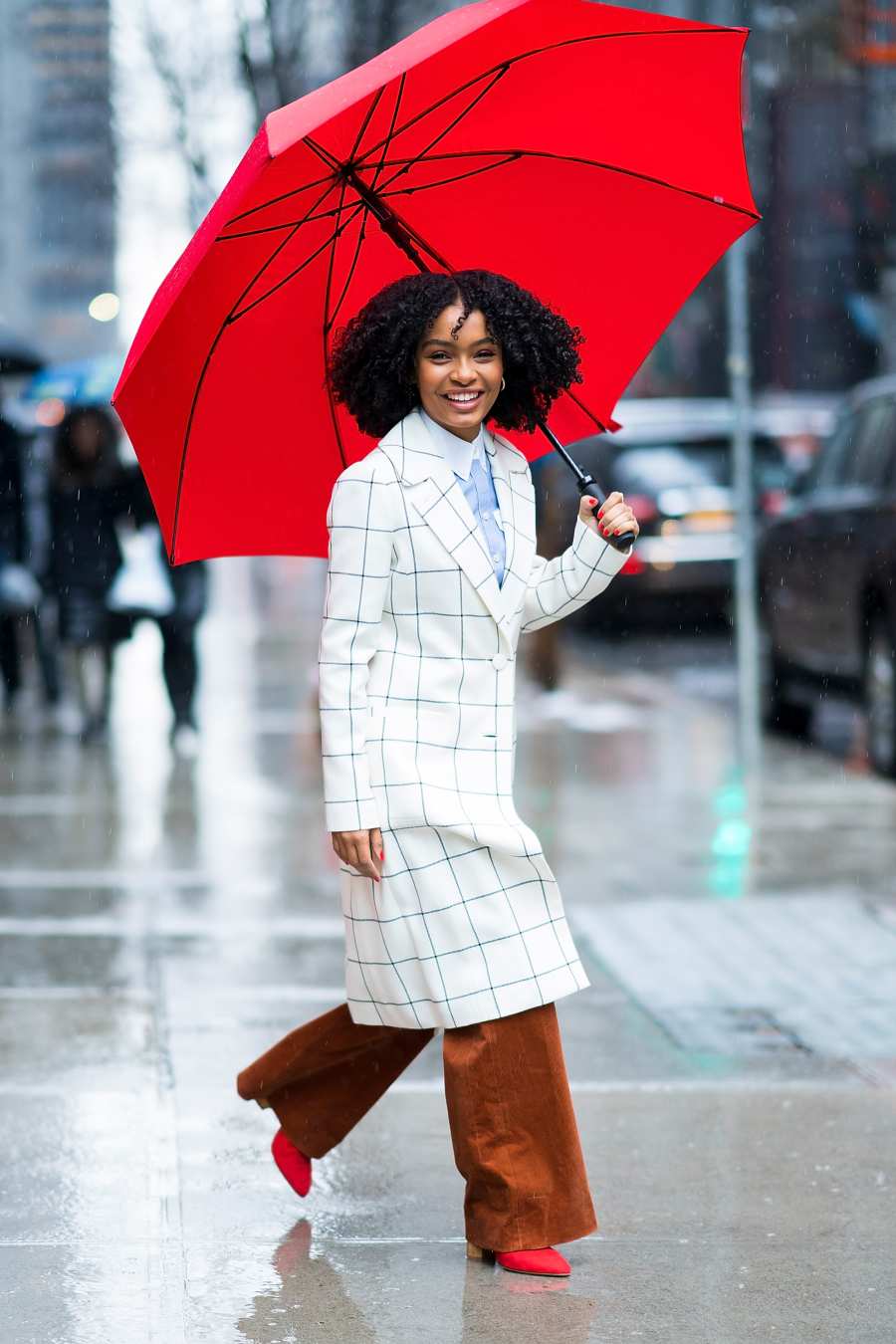 yara shahidi street style tory burch umbrella