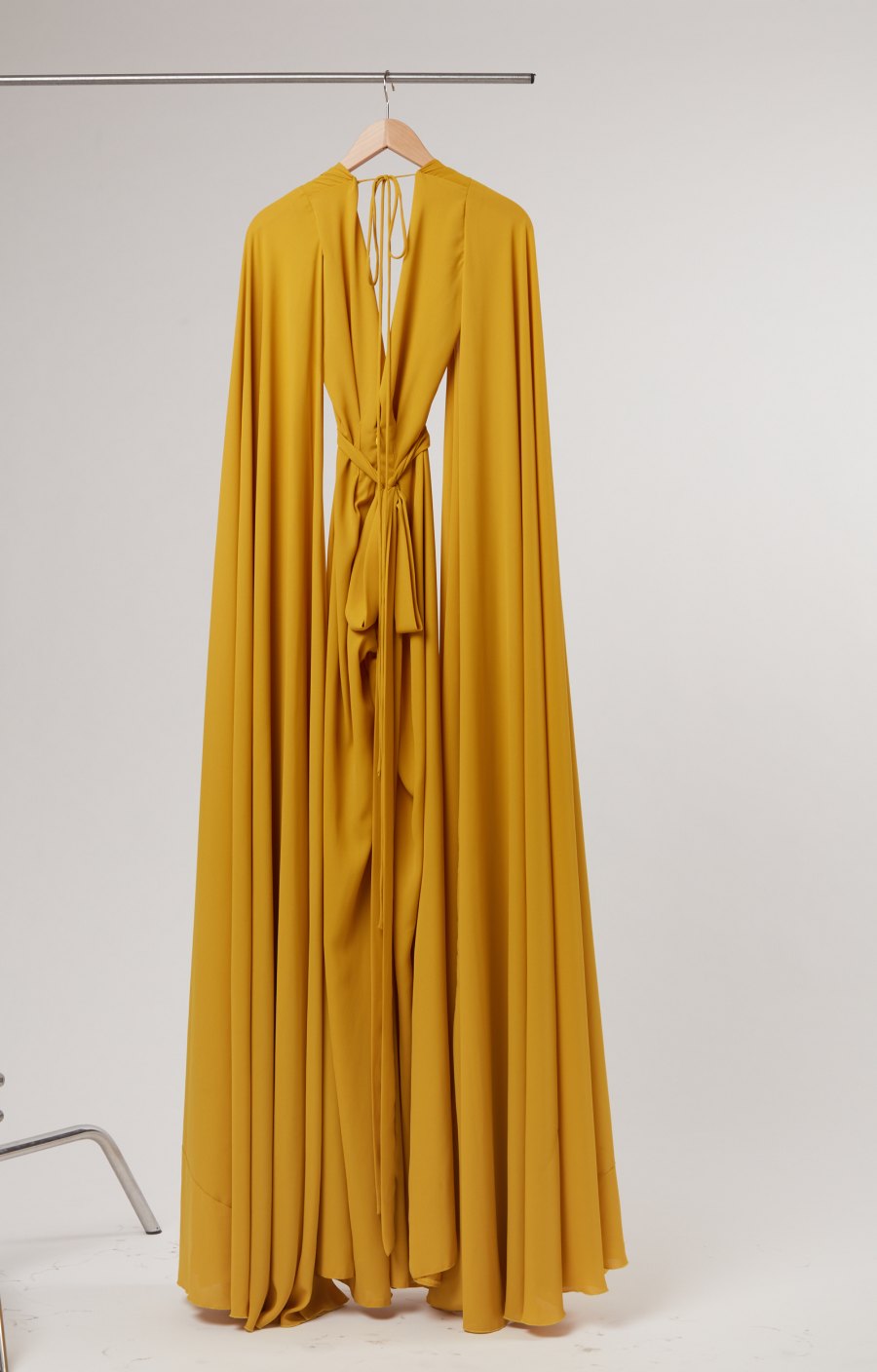 Rob + Mariel - Michael Costello jumpsuit worn by Jennifer Lopez when hosting the 2015 AMAs