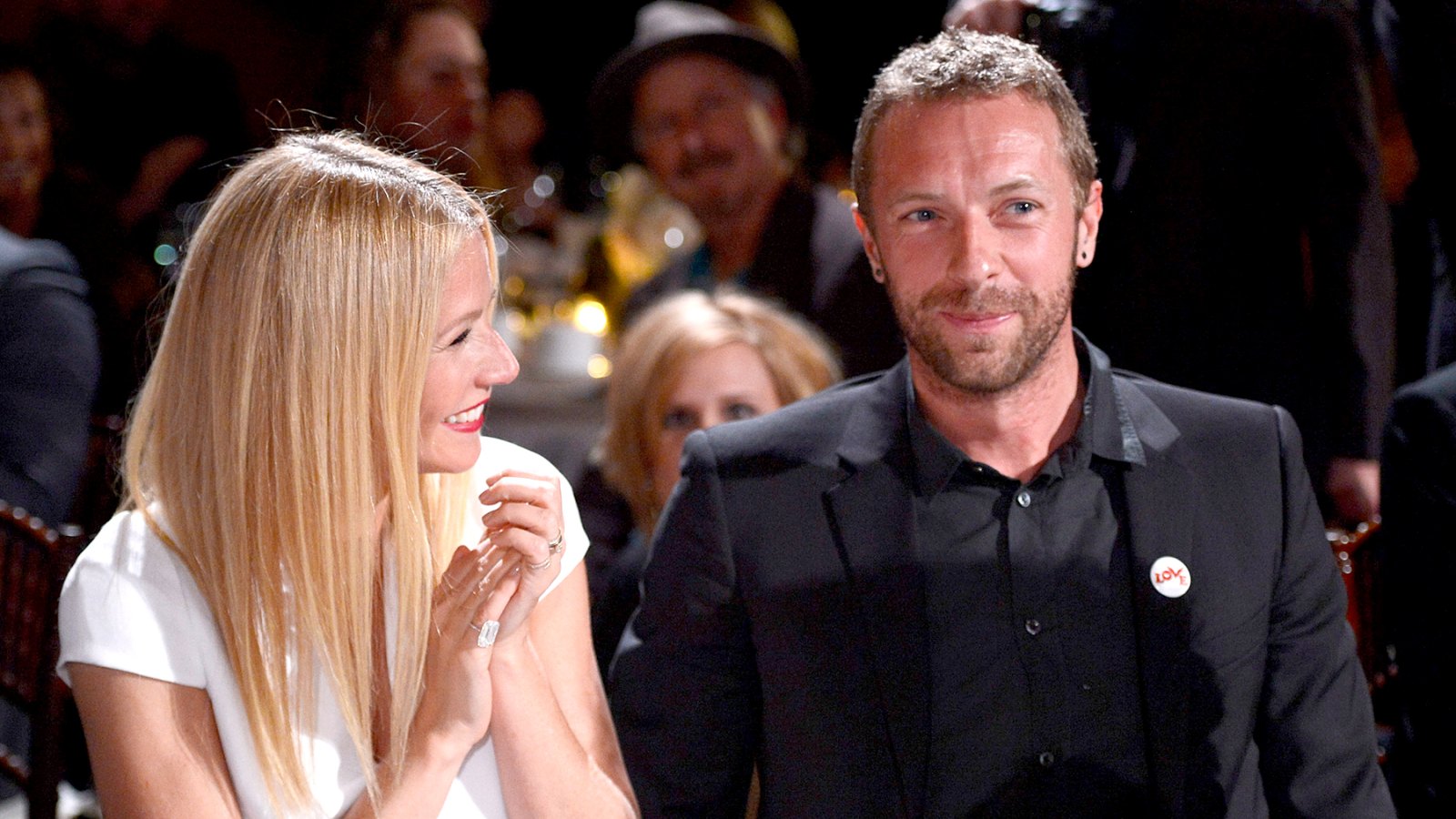 Gwyneth-Paltrow-and-Chris-Martin-waitress-with-kids
