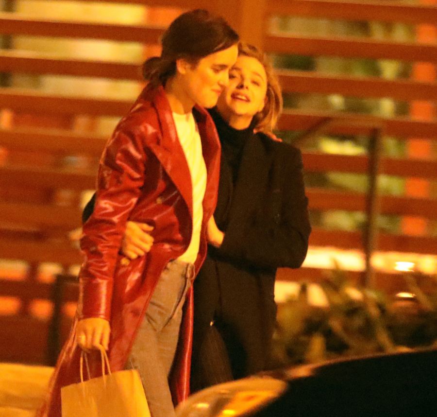 Chloe-Grace-Moretz-kissing-Kate-Harrison