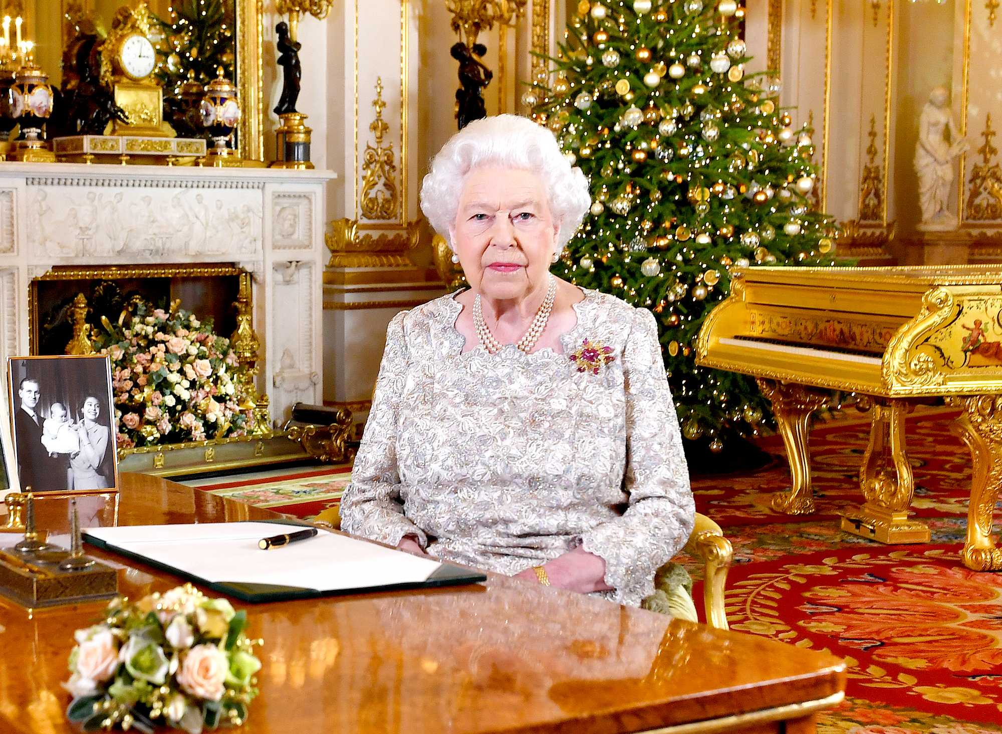 Queen-Elizabeth-ll-christmas-brooch