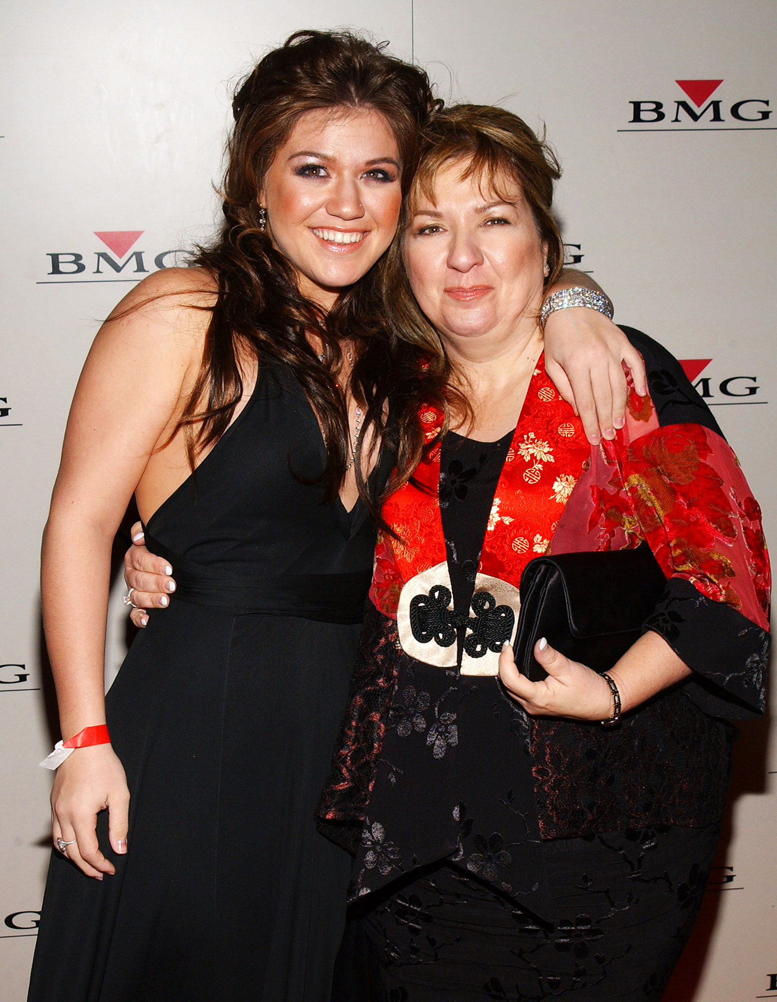 Kelly Clarkson Explains What It’s Like to Have a Stage Mom