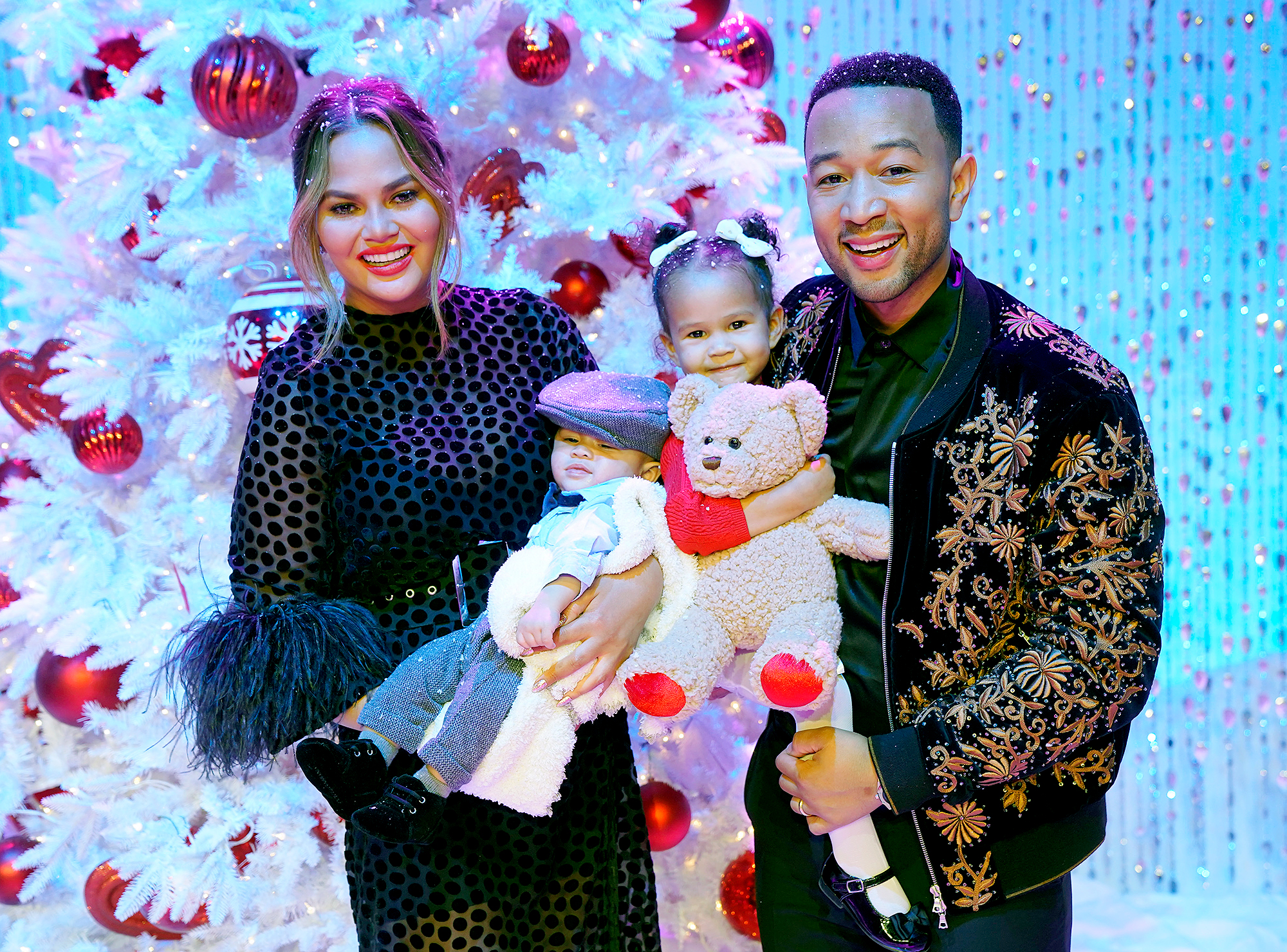Chrissy-Teigen,-Miles,-Luna,-John-Legend