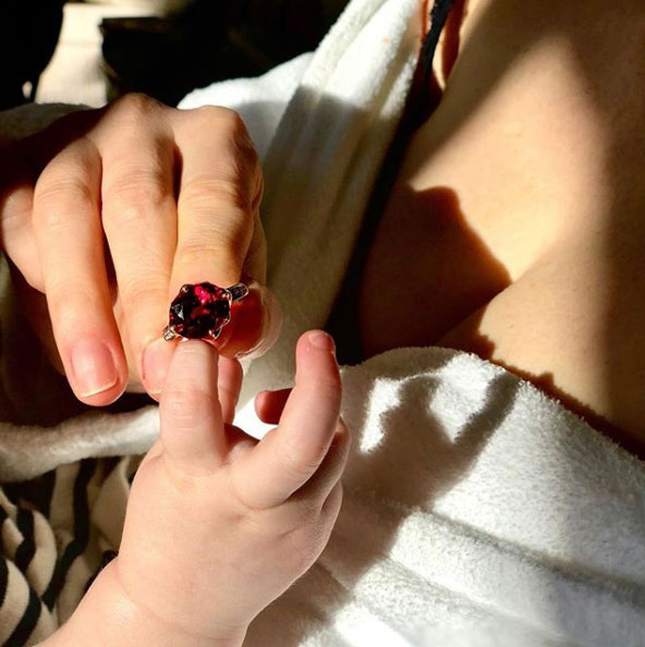 Golden-Globes-2019- Glamour-See-the- Stars-Getting-Ready- Before-the-Big-show-Jessica-Chastain