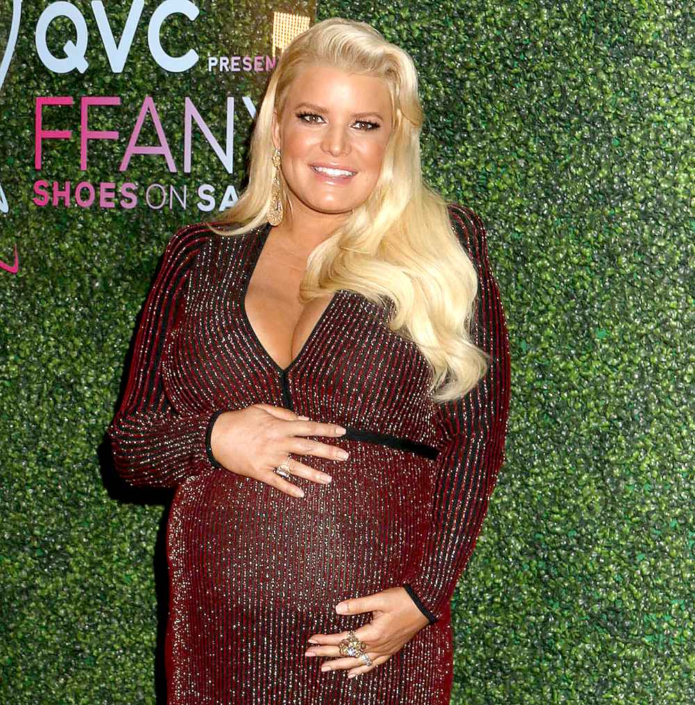 Pregnant-Jessica-Simpson-Mocks-Her-Swollen-Foot