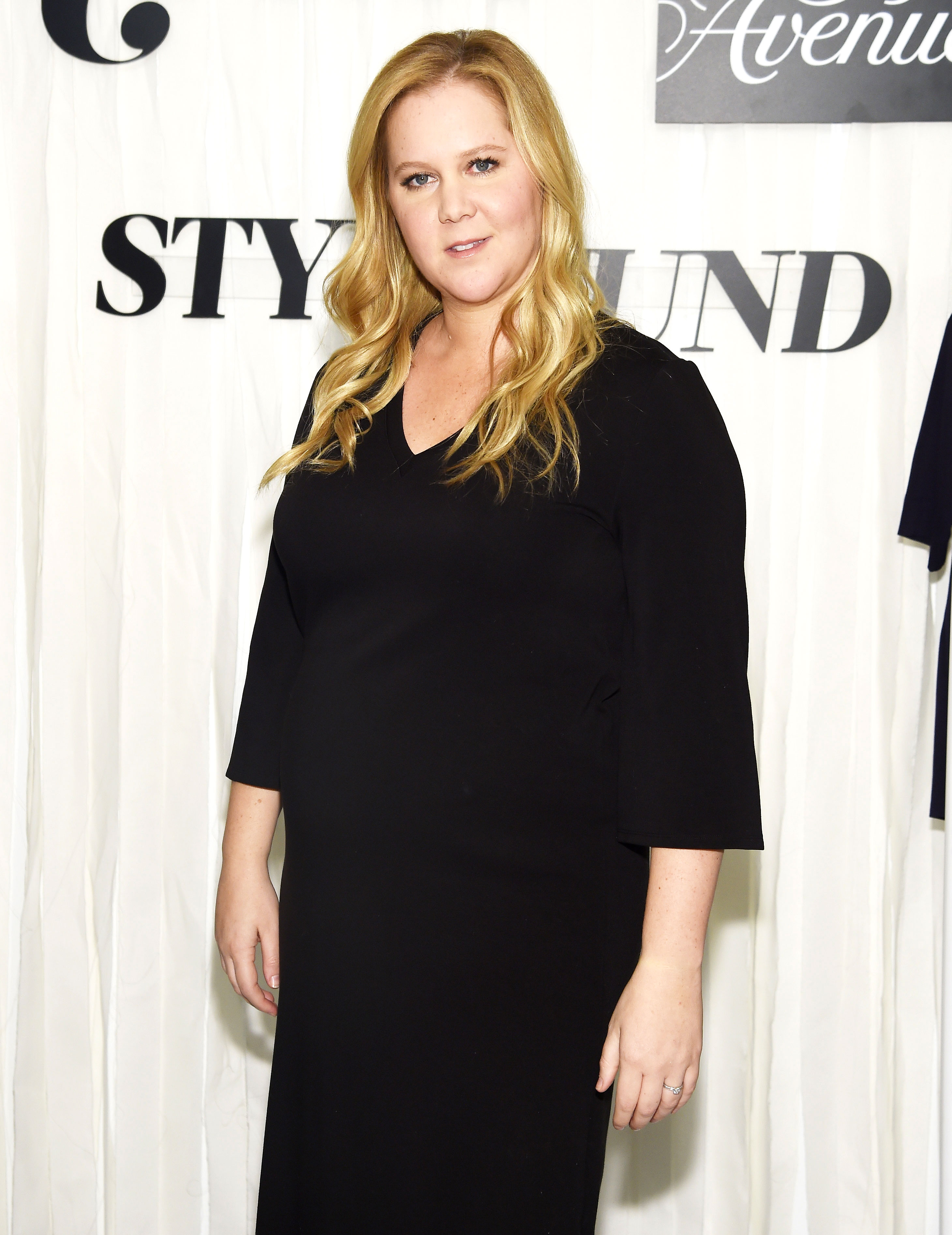 Pregnant Amy Schumer Jokes She ‘Couldn’t Have Worn A Worse Bra’ With Red Carpet Maternity Look