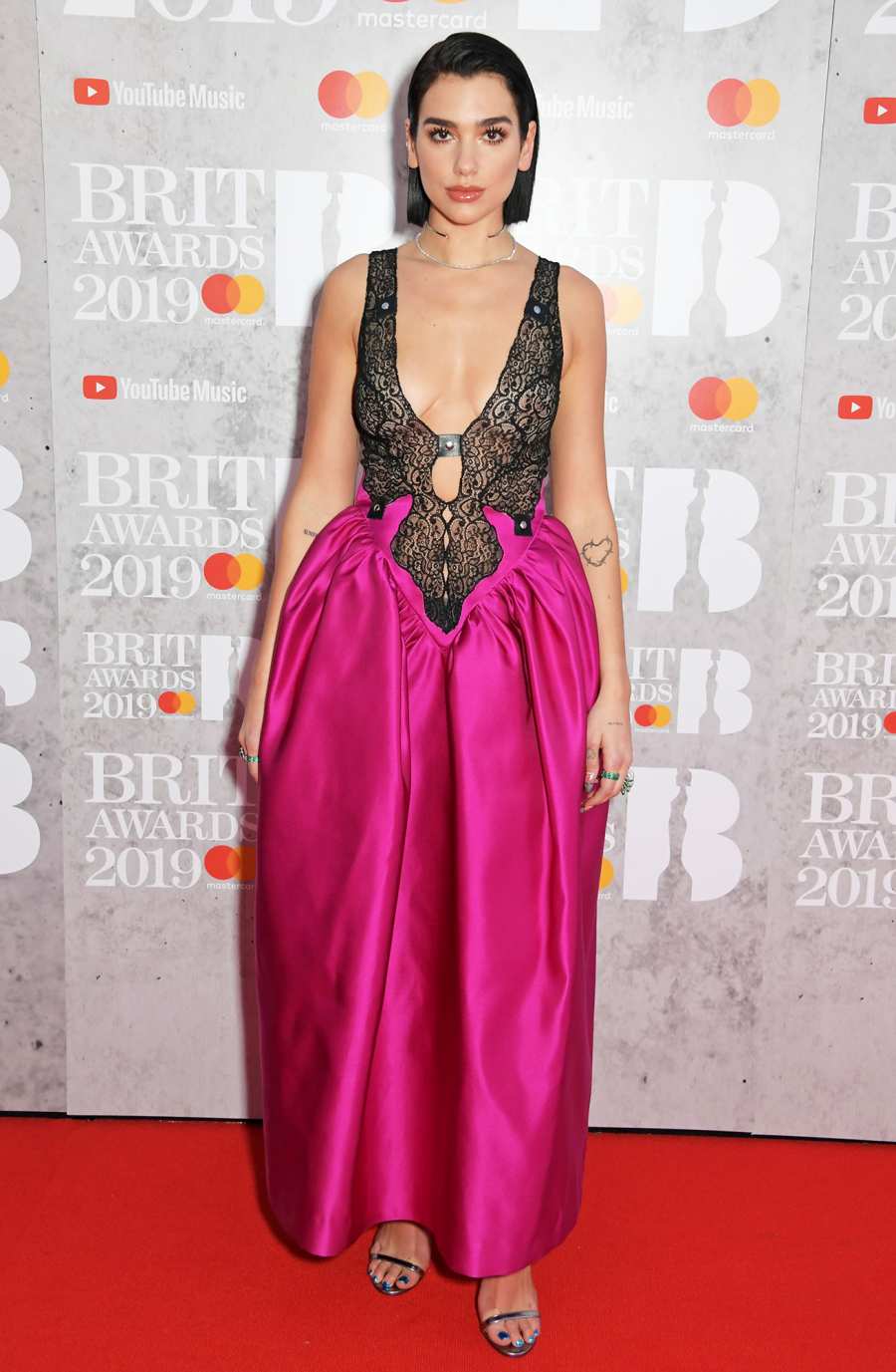 Dua Lipa brit awards red carpet 2019