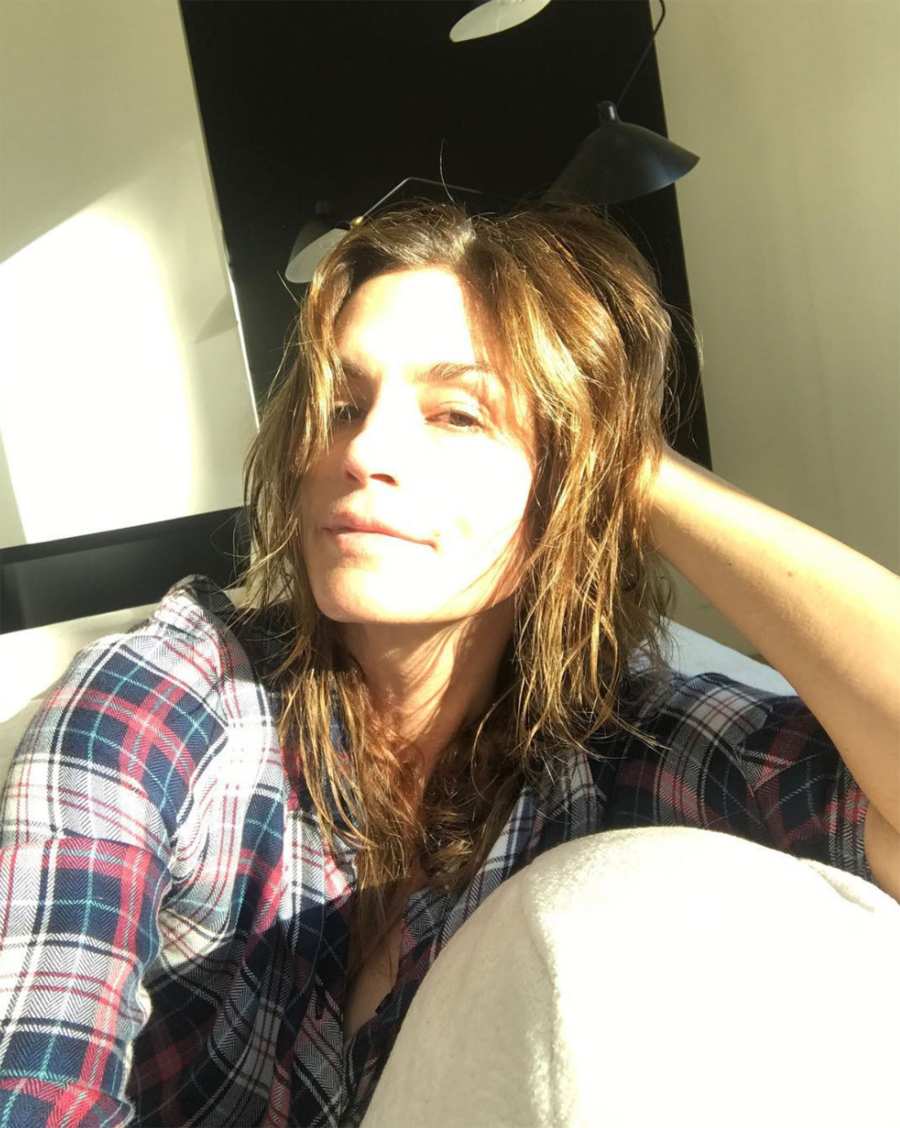 Birthday Girl Cindy Crawford Is the No-Makeup Selfie Queen