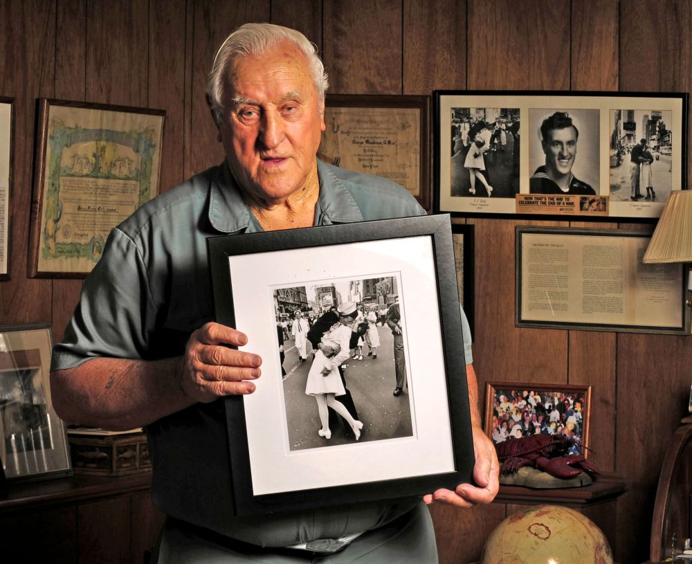 Sailor George Mendonsa in iconic Times Square kissing photo dies at 95