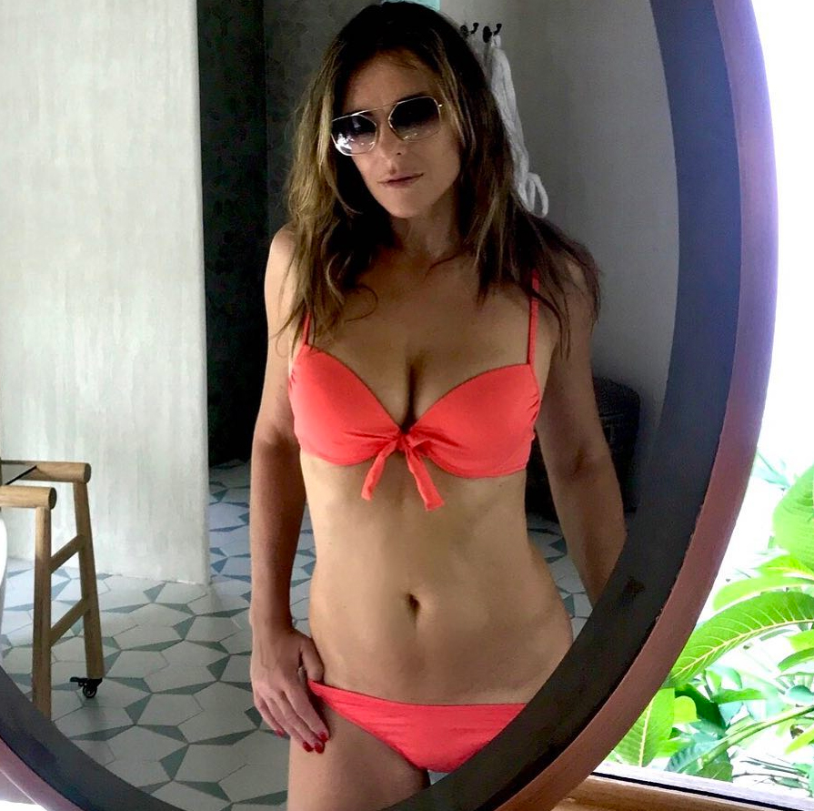 Elizabeth-Hurley-bikini