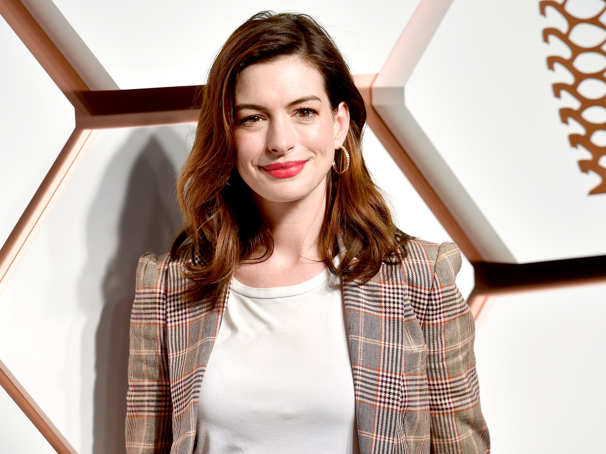 Anne-Hathaway-drinking