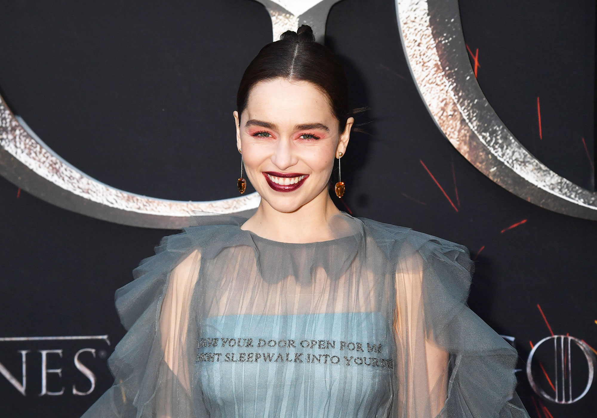 Mother of Makeup! Exactly How to Recreate Emilia Clarke's Red Hot ŒGame of Thrones¹ Premiere Look