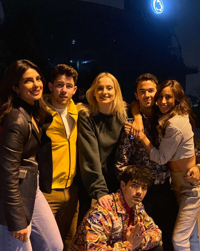 All-Together-priyanka-chopra-sophie-turner-danielle-jonas