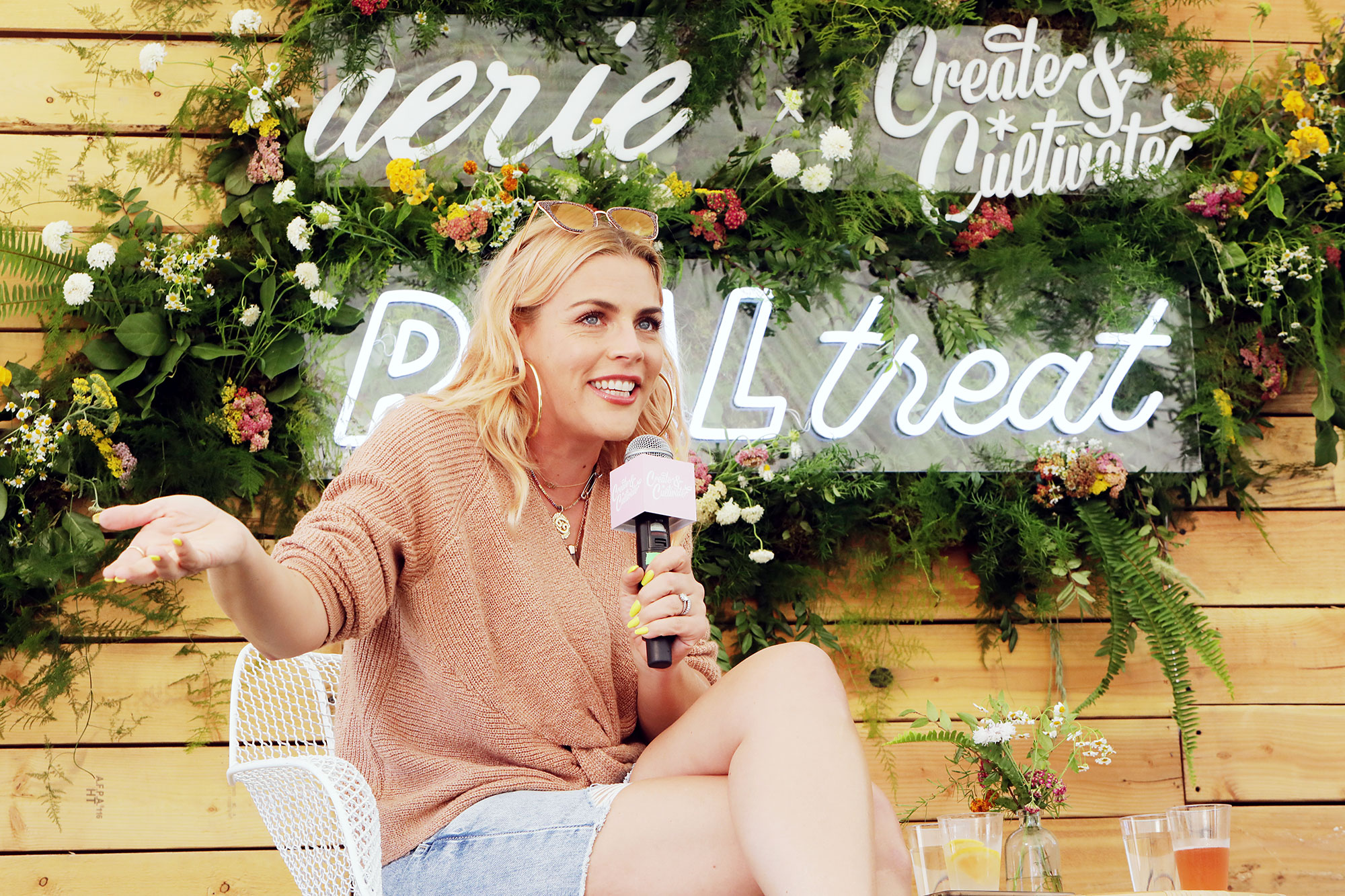 Busy Philipps Taking Meetings Busy Tonight