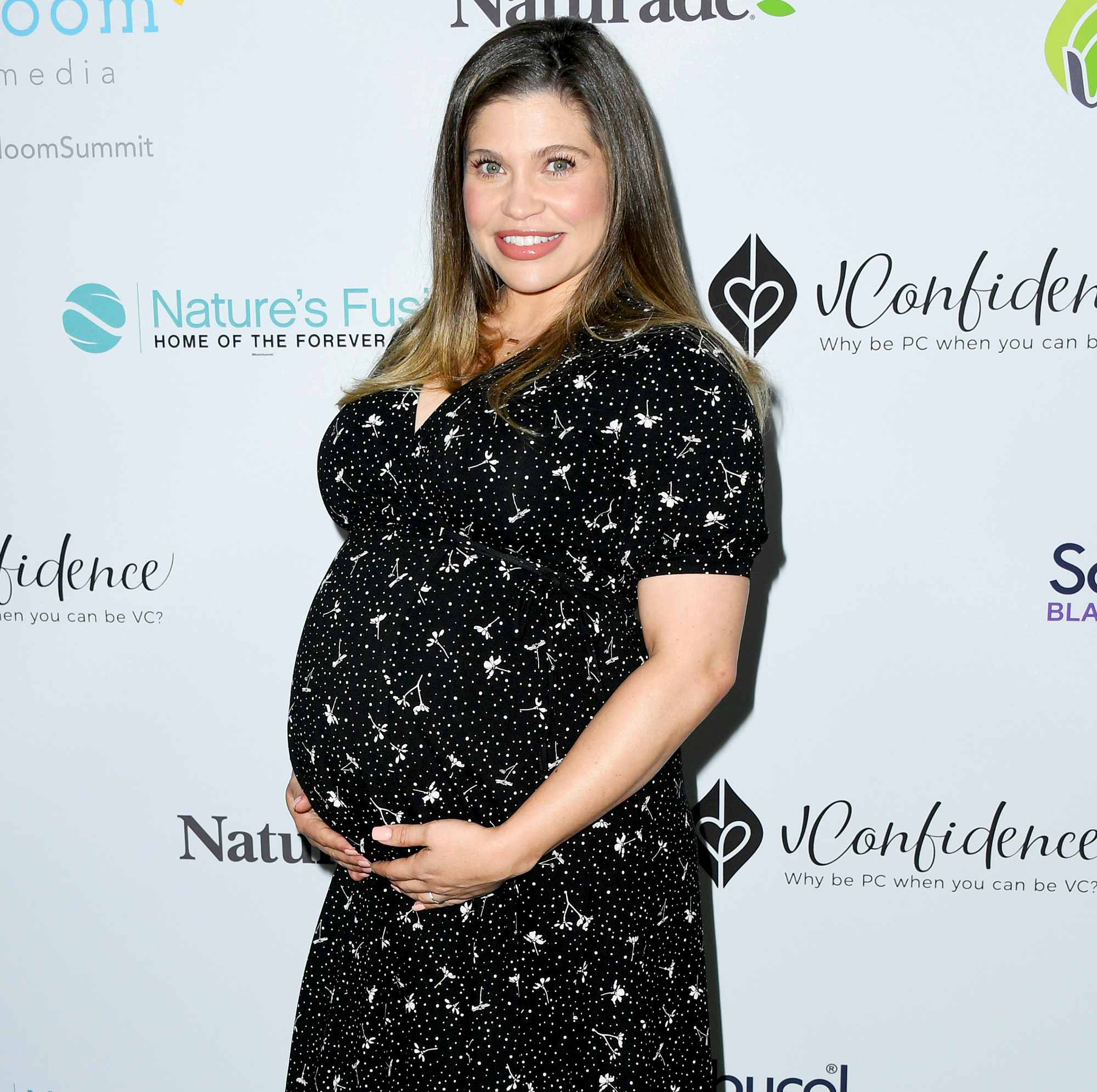 Danielle-Fishel-talks-pregnancy