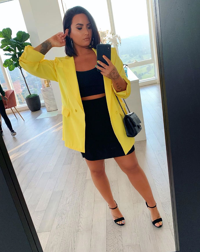 Demi Lovato Yellow Jacket Black Shoes Black Purse tattoo