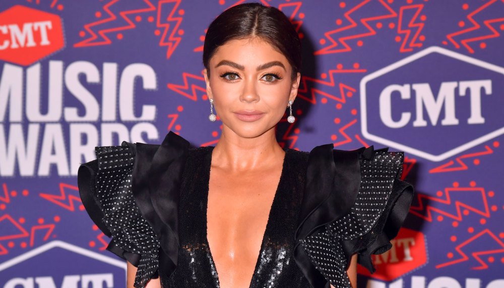 Sarah Hyland Is Back Home After 3-Day Hospital Stint Country Music Awards Black Ruffled Dress