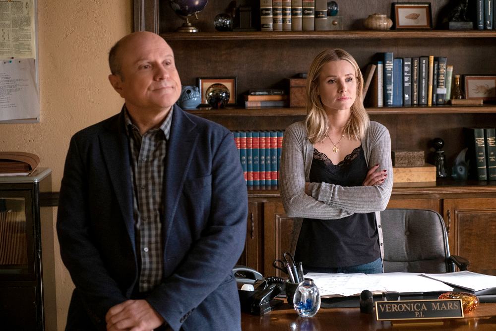 Enrico-Colantoni-Kristen-Bell-Veronica-Mars-Hulu