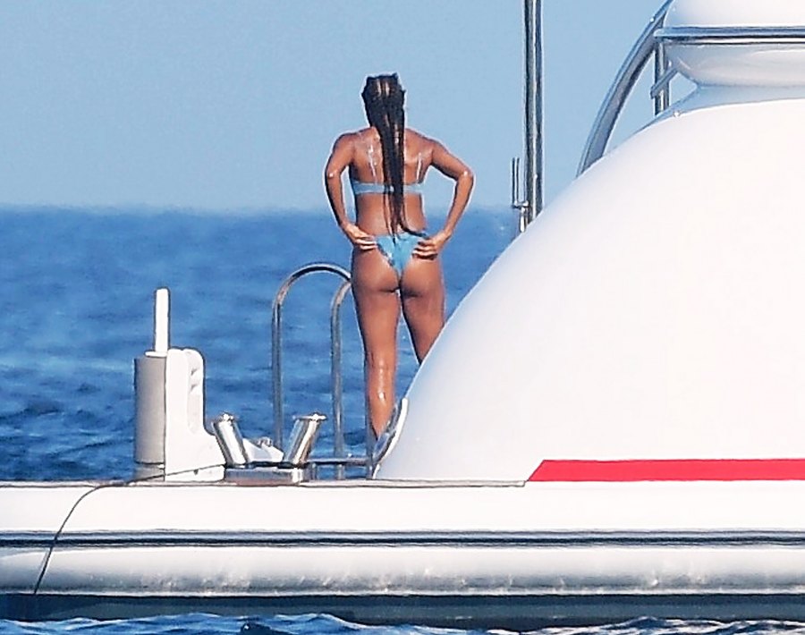 Gabrielle-Union-bikini-vacation-butt