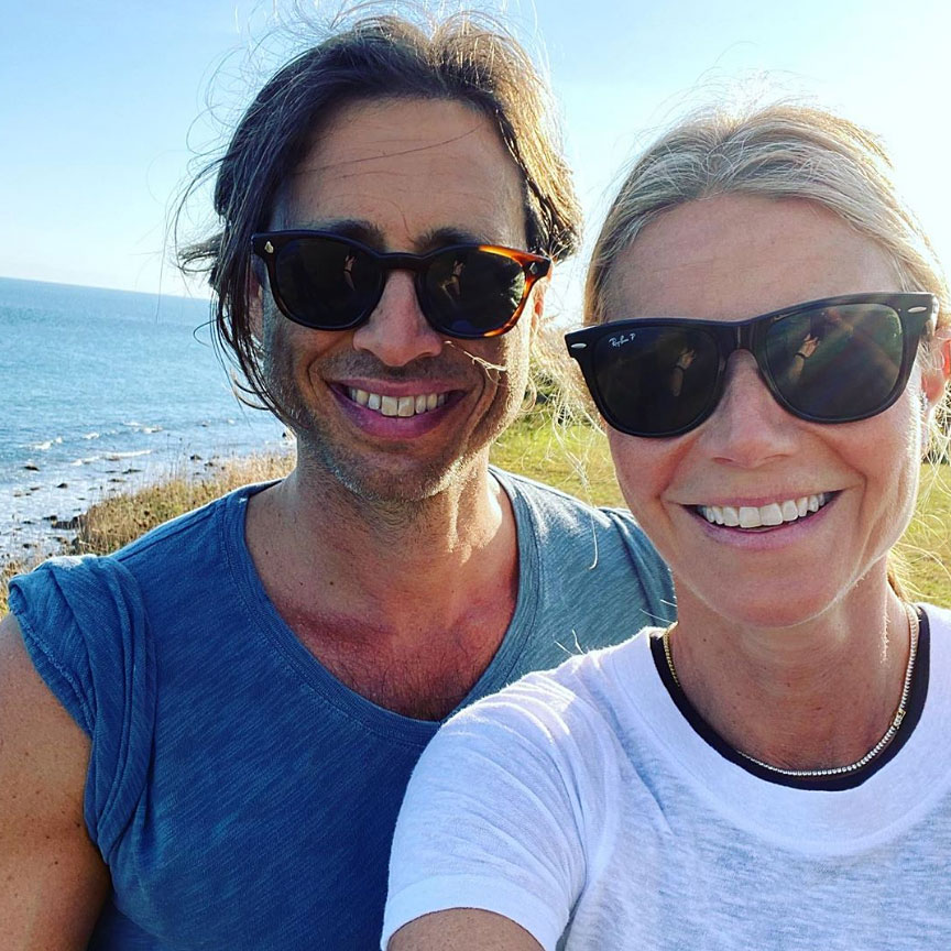 Gwyneth Paltrow, Brad Falchuk Take Selfie on 1-Year Anniversary