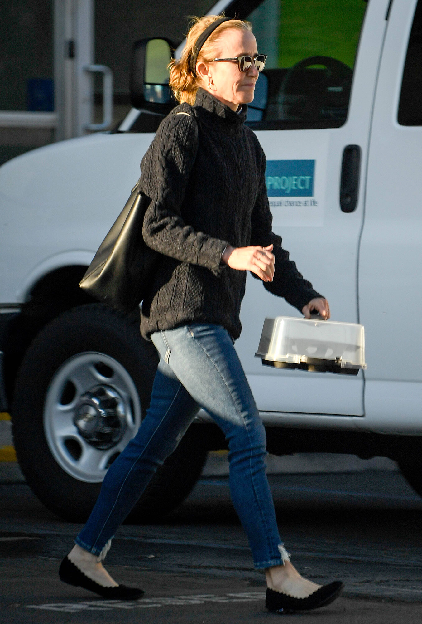 Felicity Huffman Begins Community Service