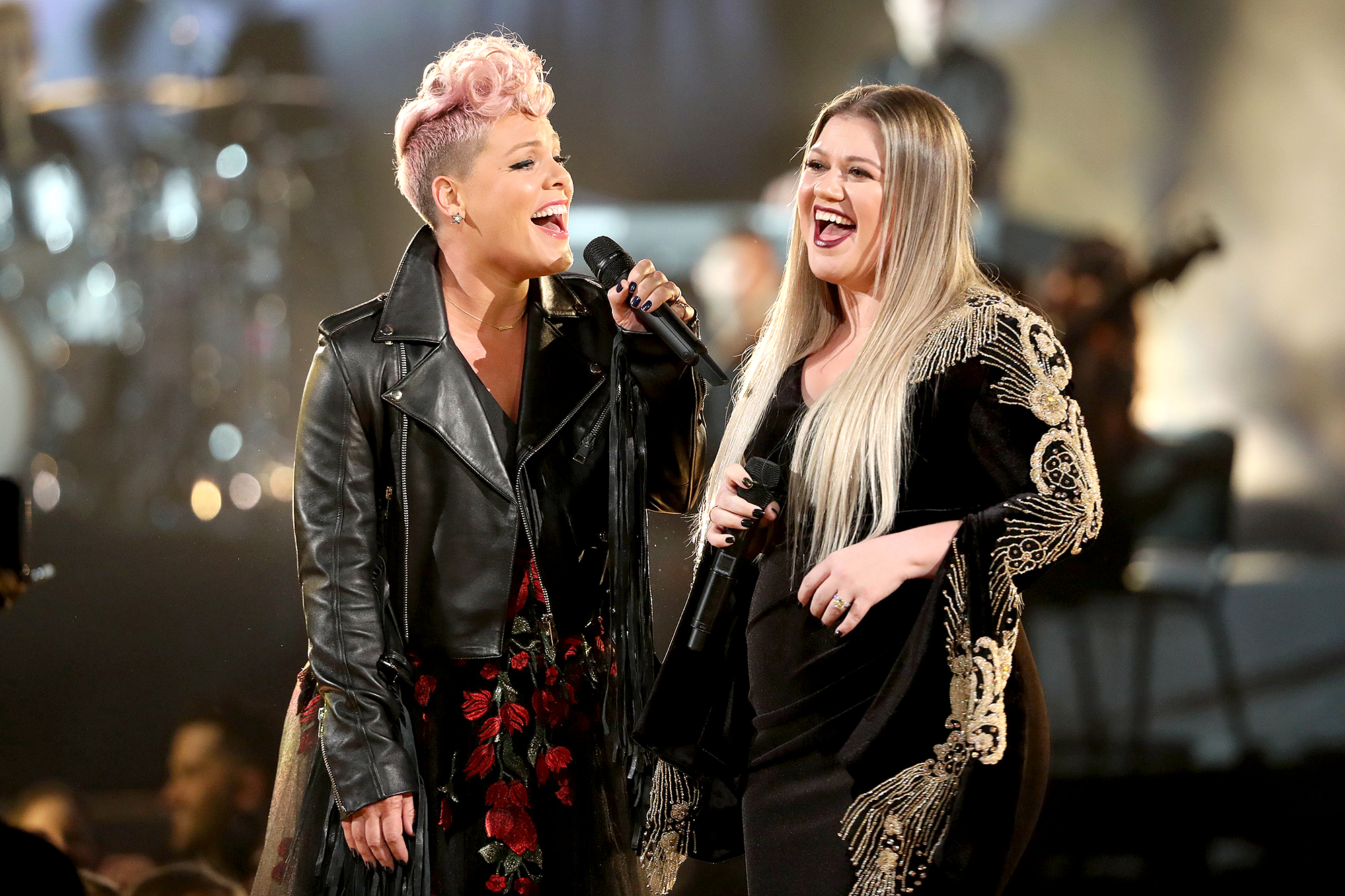 Kelly-Clarkson-Has-Pink’s-Back-When-It-Comes-to-Aging-Naturally