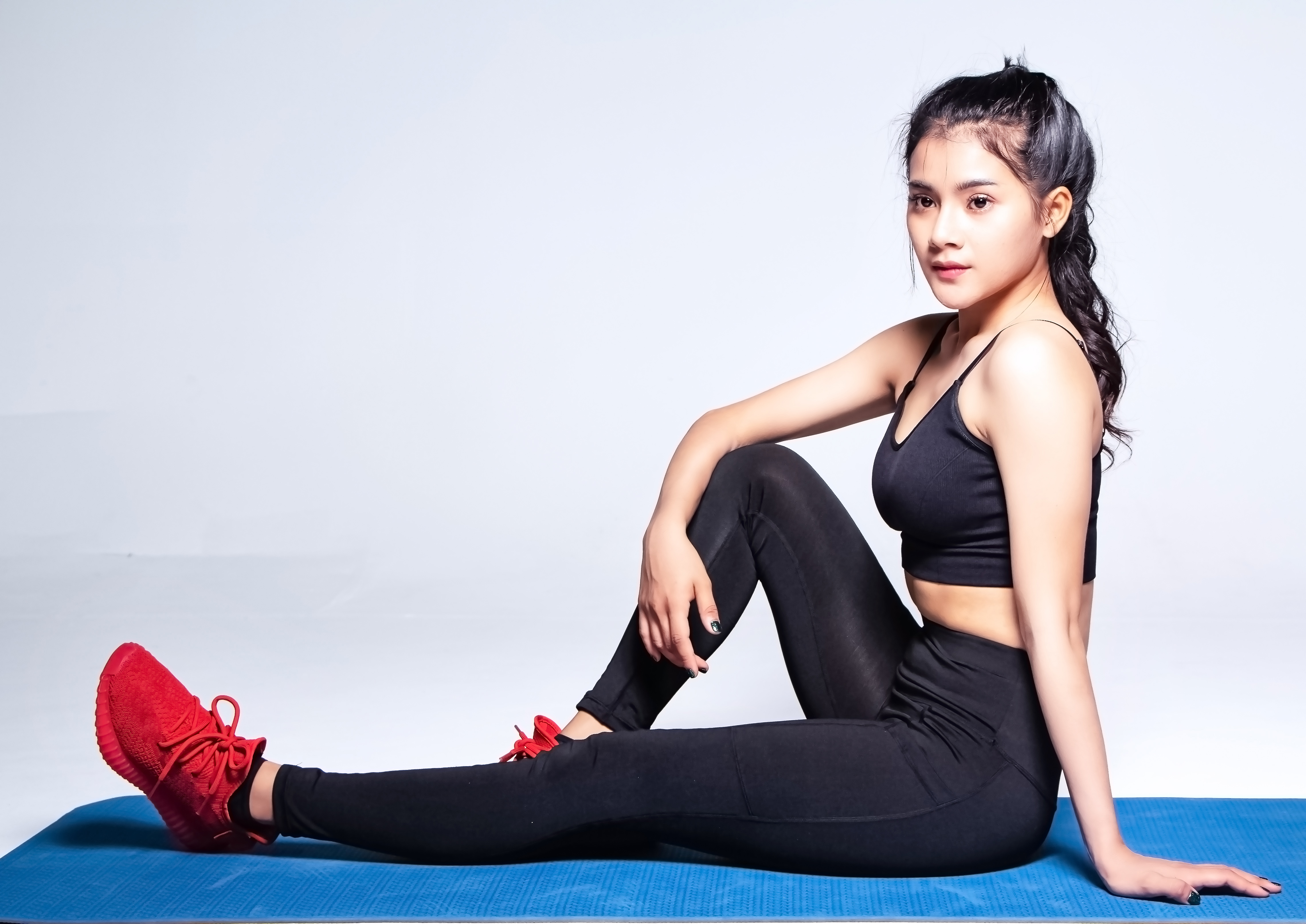 girl wearing leggings while working out