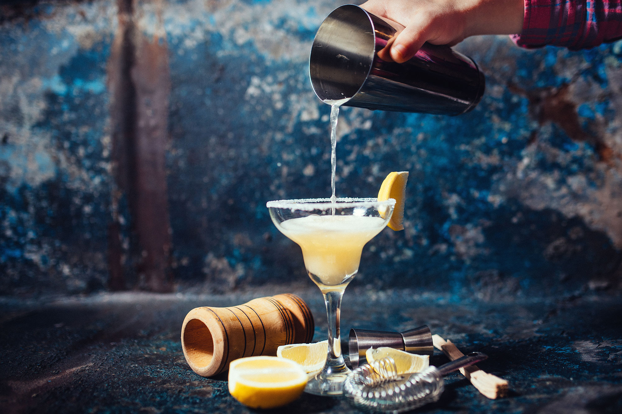 Bartender-Pouring-Margarita